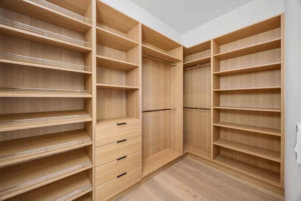 أنواع وتكلفة الأخشاب لتفصيل الخزائن